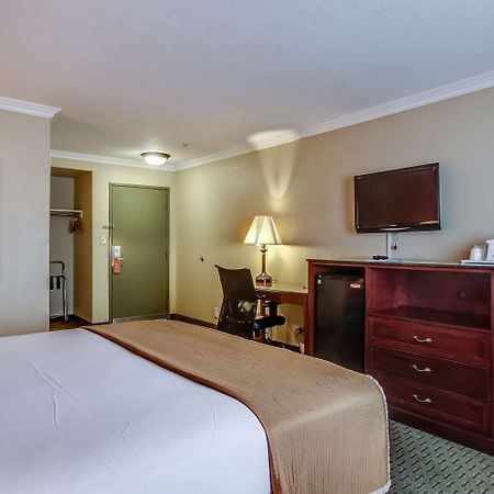 Howard Johnson By Wyndham Reseda Hotel & Suites ロサンゼルス エクステリア 写真