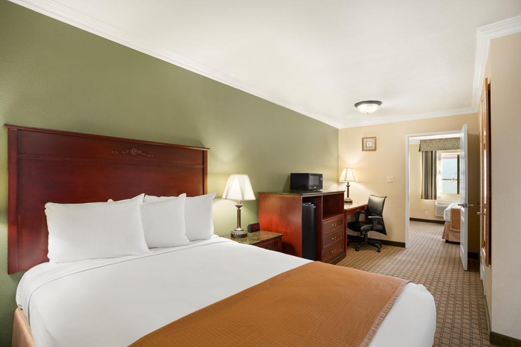 Howard Johnson By Wyndham Reseda Hotel & Suites ロサンゼルス エクステリア 写真