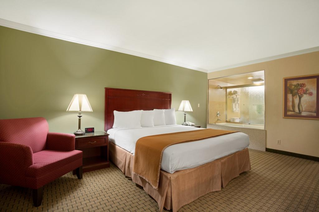 Howard Johnson By Wyndham Reseda Hotel & Suites ロサンゼルス エクステリア 写真