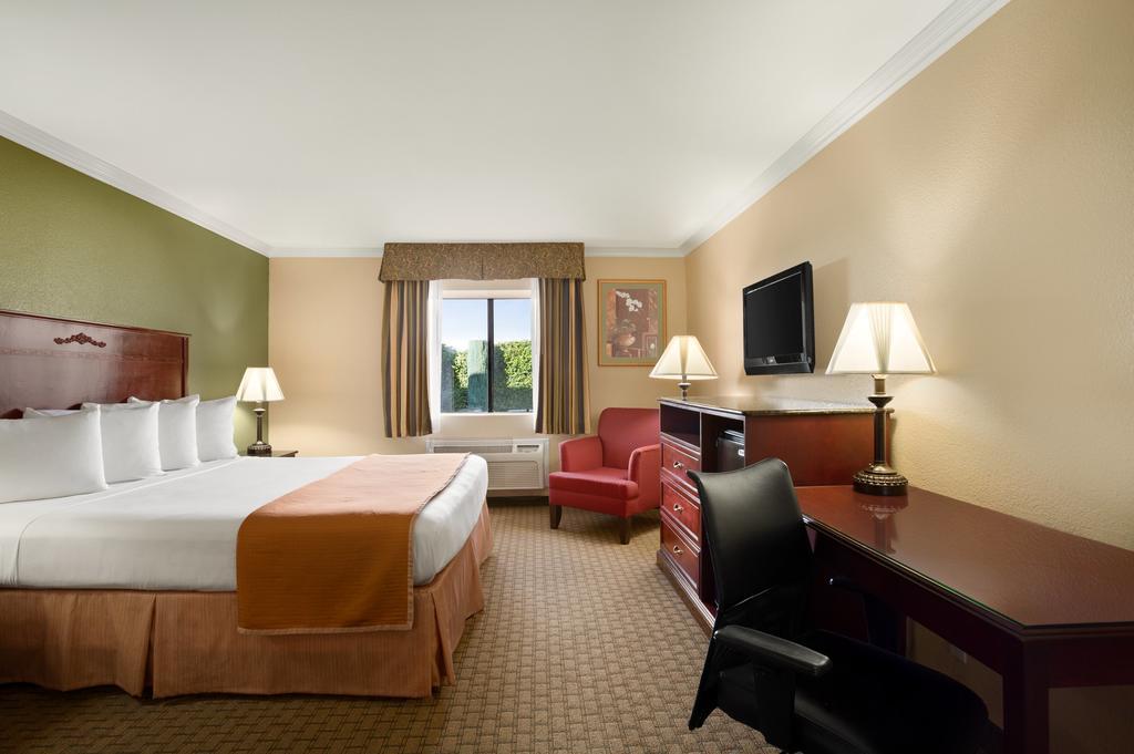 Howard Johnson By Wyndham Reseda Hotel & Suites ロサンゼルス エクステリア 写真
