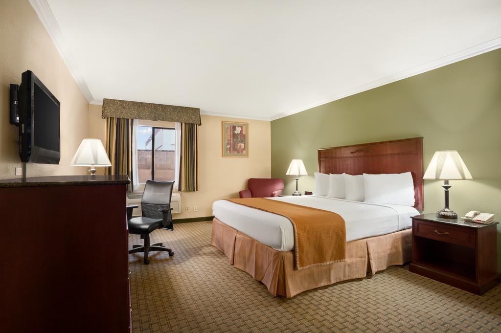 Howard Johnson By Wyndham Reseda Hotel & Suites ロサンゼルス 部屋 写真