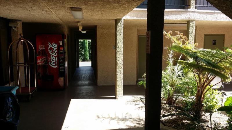 Howard Johnson By Wyndham Reseda Hotel & Suites ロサンゼルス エクステリア 写真