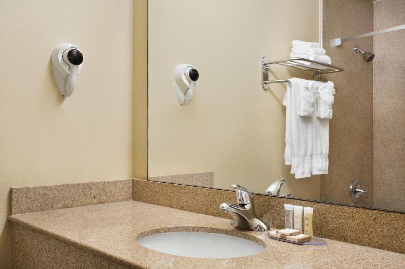 Howard Johnson By Wyndham Reseda Hotel & Suites ロサンゼルス エクステリア 写真