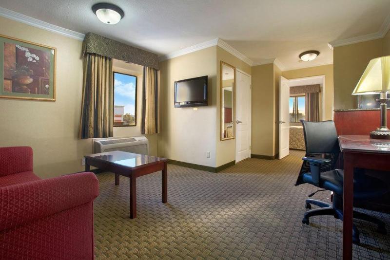 Howard Johnson By Wyndham Reseda Hotel & Suites ロサンゼルス エクステリア 写真