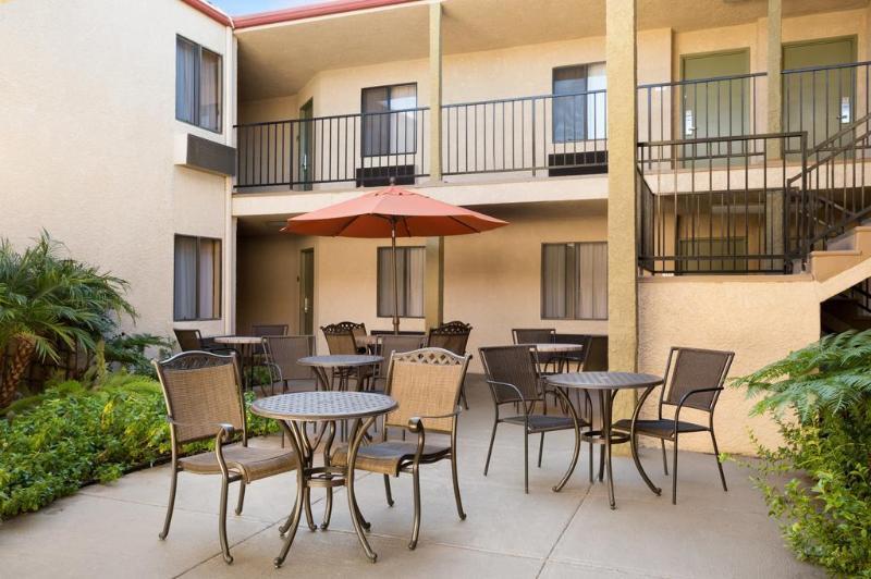 Howard Johnson By Wyndham Reseda Hotel & Suites ロサンゼルス エクステリア 写真