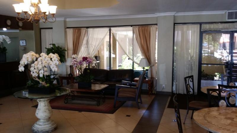 Howard Johnson By Wyndham Reseda Hotel & Suites ロサンゼルス エクステリア 写真