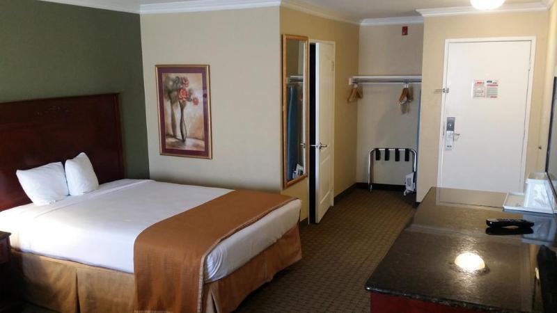 Howard Johnson By Wyndham Reseda Hotel & Suites ロサンゼルス エクステリア 写真