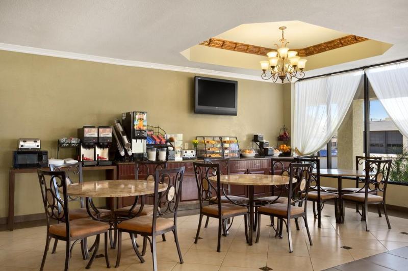 Howard Johnson By Wyndham Reseda Hotel & Suites ロサンゼルス エクステリア 写真