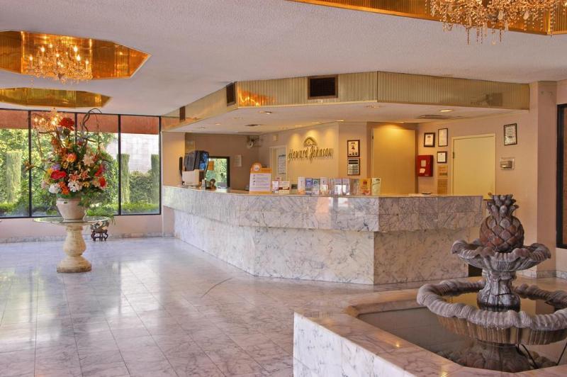 Howard Johnson By Wyndham Reseda Hotel & Suites ロサンゼルス エクステリア 写真