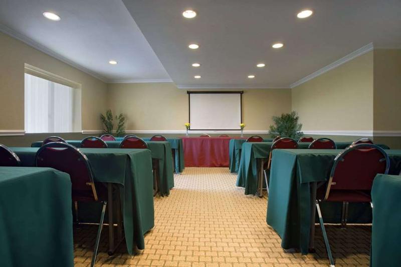 Howard Johnson By Wyndham Reseda Hotel & Suites ロサンゼルス エクステリア 写真