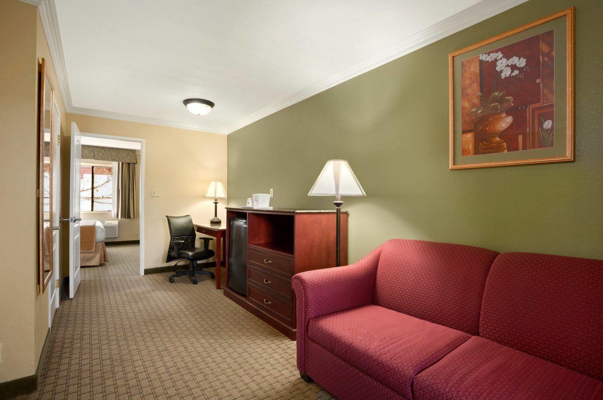 Howard Johnson By Wyndham Reseda Hotel & Suites ロサンゼルス エクステリア 写真
