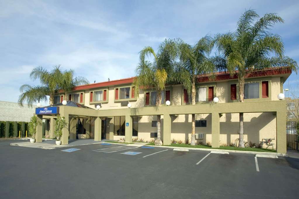 Howard Johnson By Wyndham Reseda Hotel & Suites ロサンゼルス エクステリア 写真