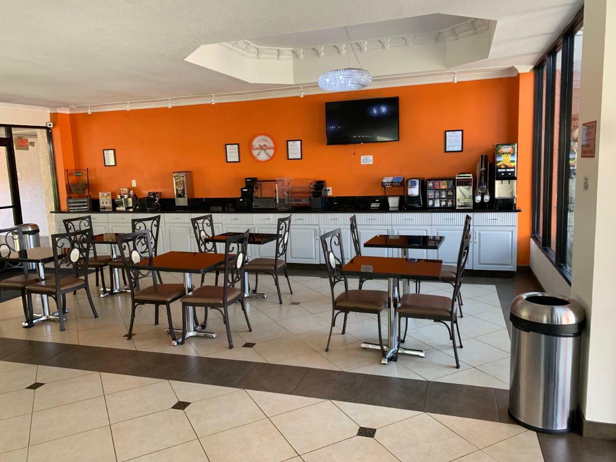 Howard Johnson By Wyndham Reseda Hotel & Suites ロサンゼルス エクステリア 写真
