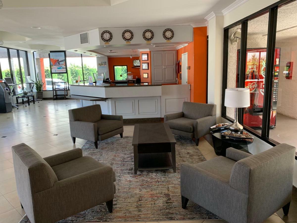 Howard Johnson By Wyndham Reseda Hotel & Suites ロサンゼルス エクステリア 写真