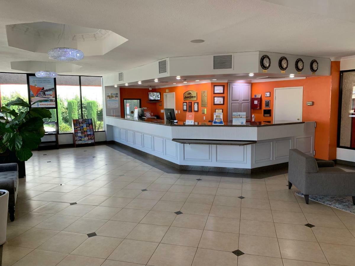 Howard Johnson By Wyndham Reseda Hotel & Suites ロサンゼルス エクステリア 写真