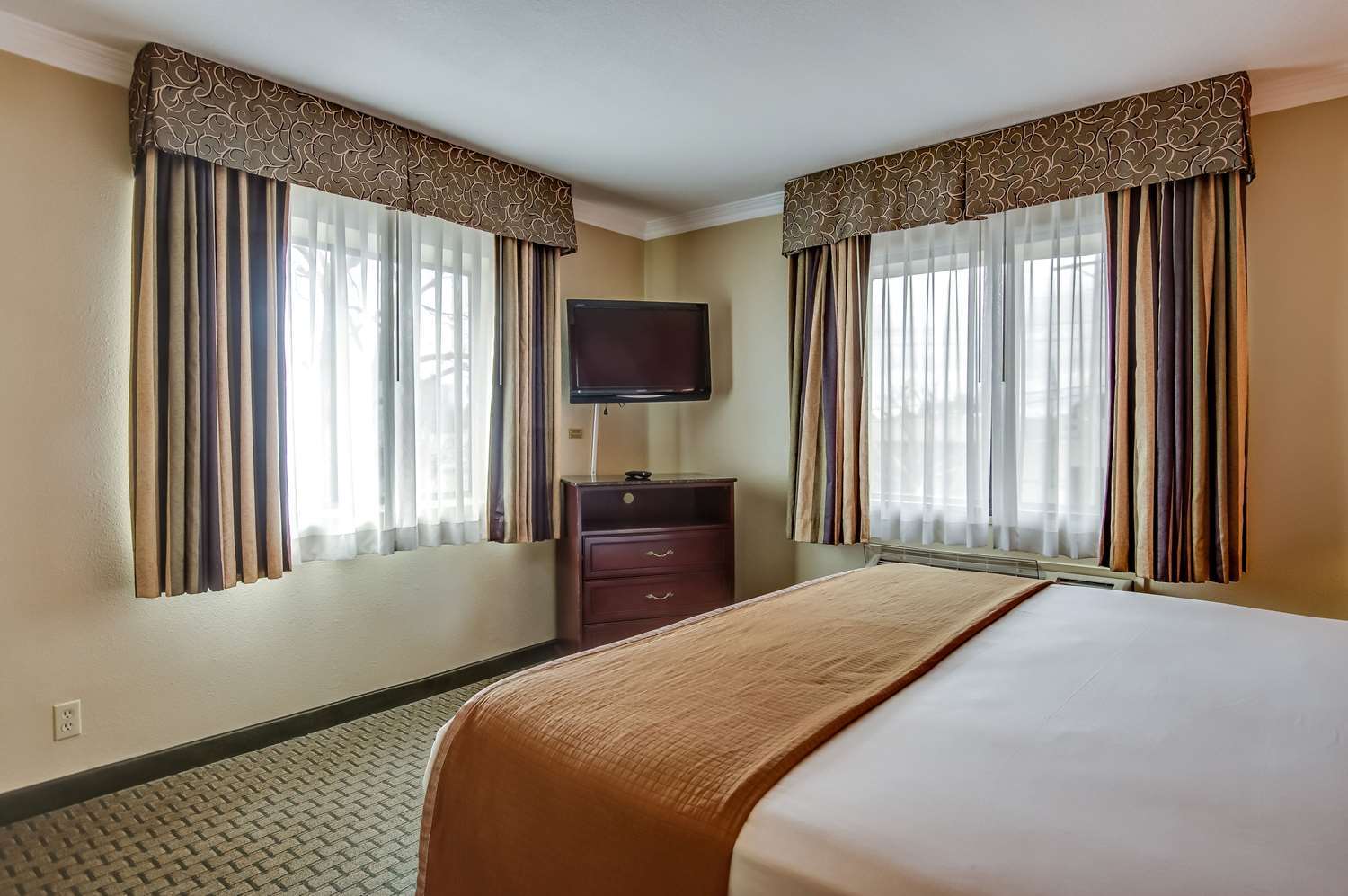 Howard Johnson By Wyndham Reseda Hotel & Suites ロサンゼルス エクステリア 写真