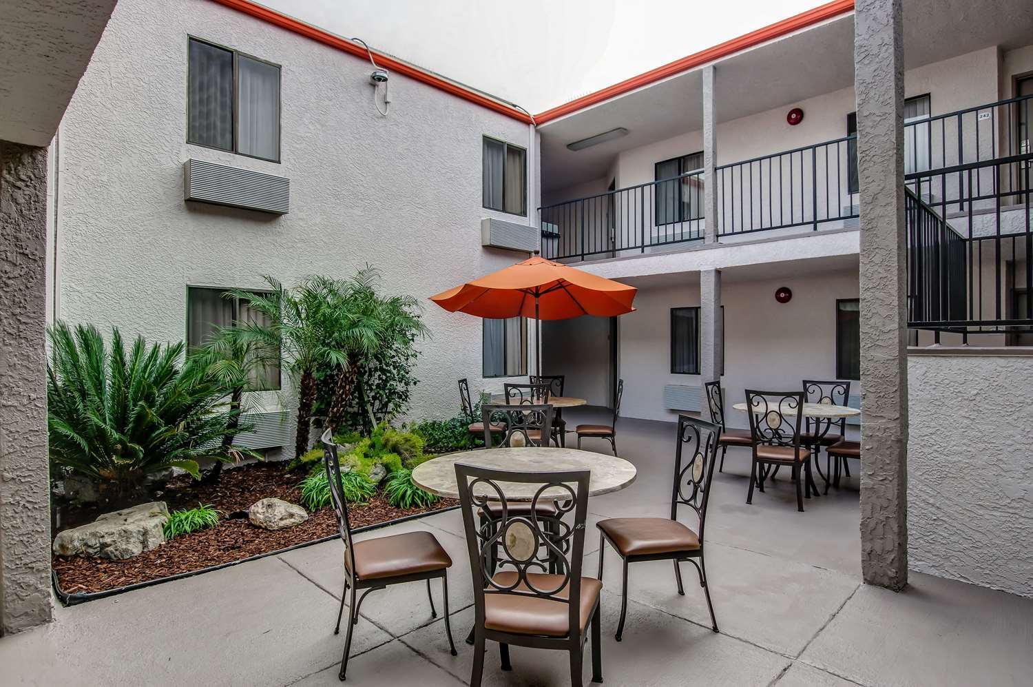 Howard Johnson By Wyndham Reseda Hotel & Suites ロサンゼルス エクステリア 写真