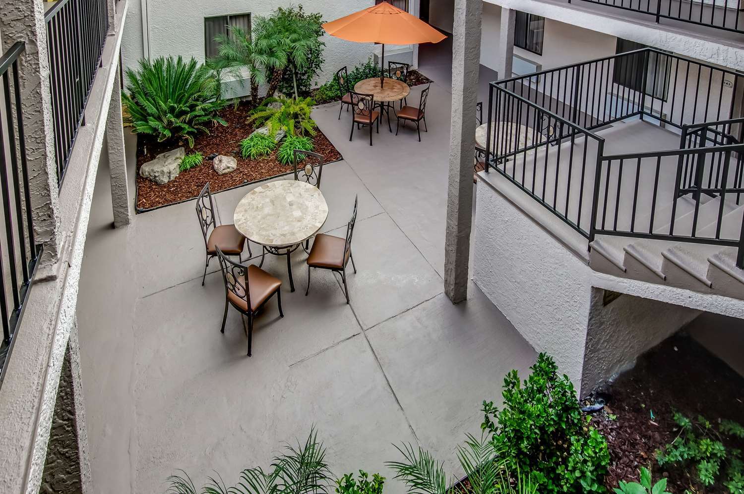 Howard Johnson By Wyndham Reseda Hotel & Suites ロサンゼルス エクステリア 写真